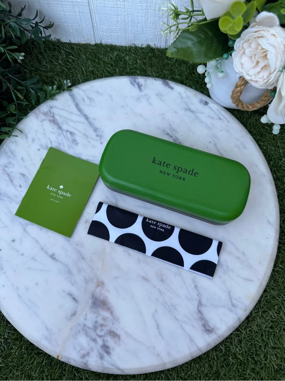 KATE SPADE Green Sunglass Case with cleaning cloth and authentication card New